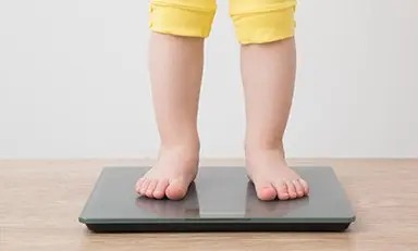 piernas de niño sobre vascula