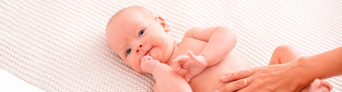 Bebé siendo masajeado
