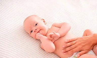 Bebé siendo masajeado