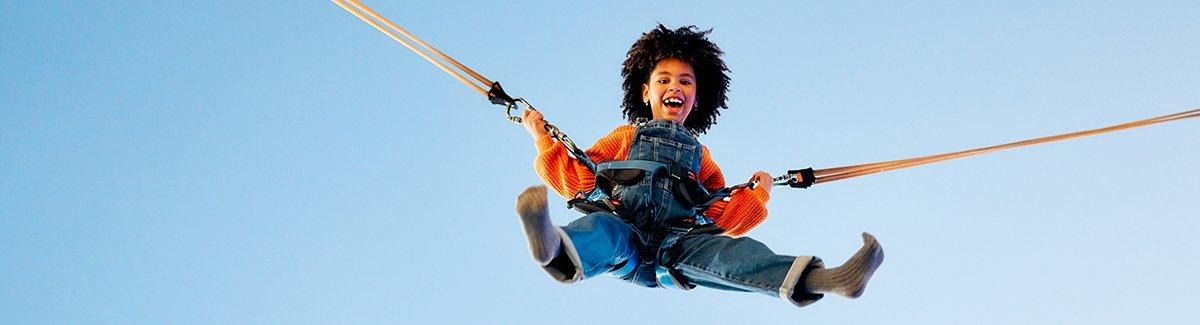 Niño saltando en trampolin con equipo de seguridad