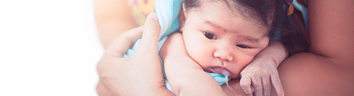 Mamá sacando gases a su hija