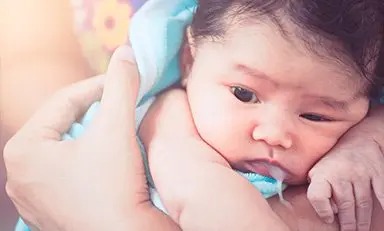 Mamá sacando gases a su hija