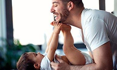 Papá cambiando pañal